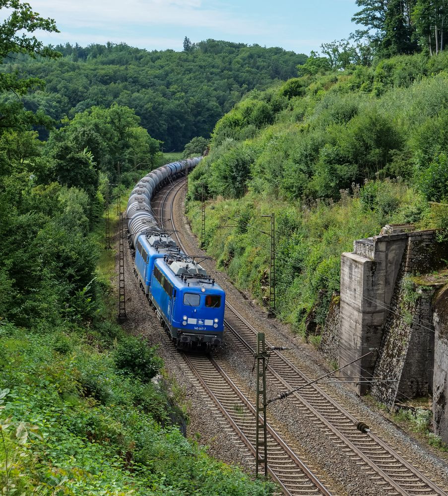 Welche Nummer hat die 2. E 40 ? Foto & Bild mauer, felsen, fels