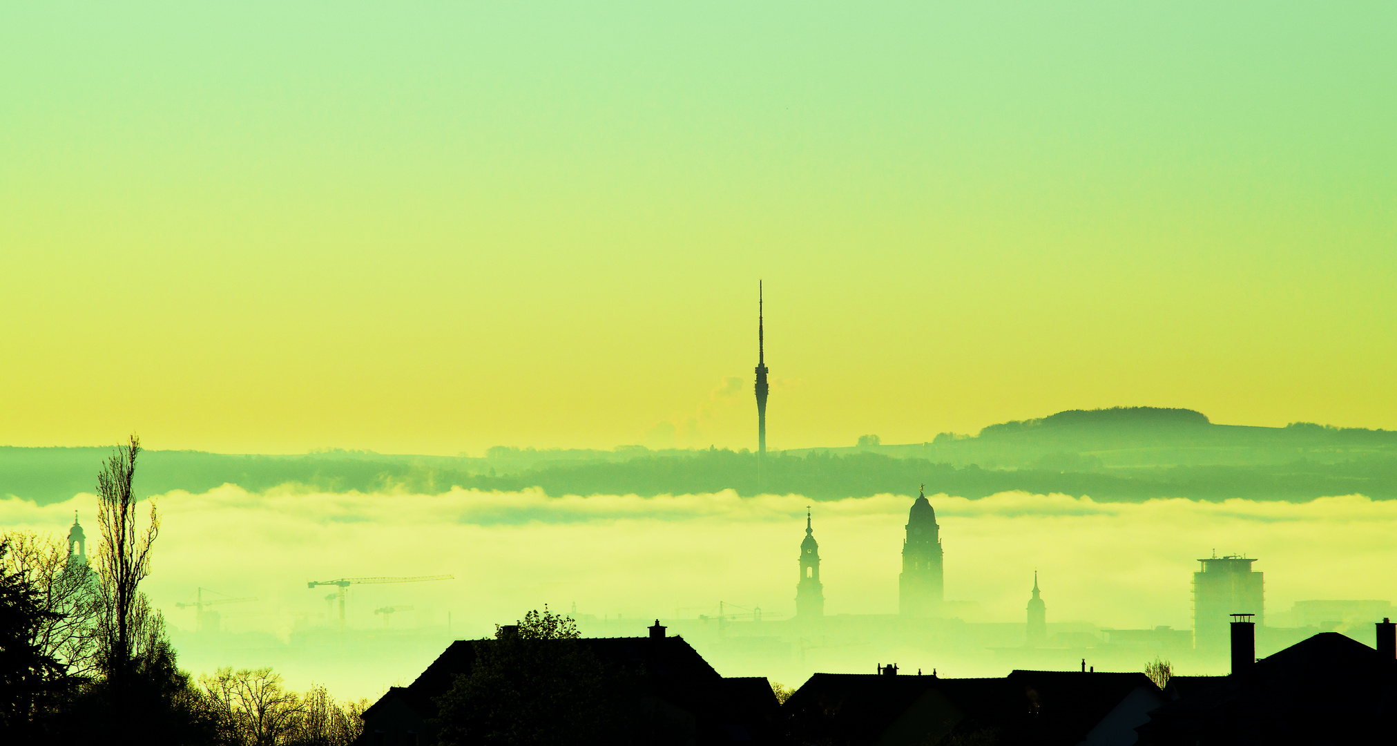 Welche Stadt liegt hier im Nebel?