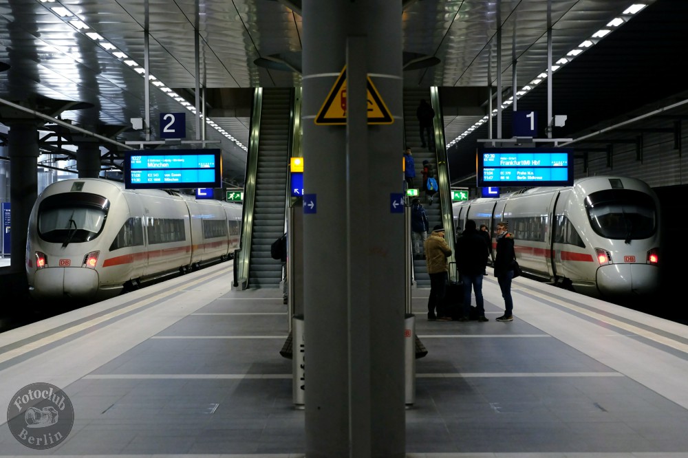 Welchen Zug nehme ich nur? 2 ICEs im Tiefbahnhof Berlin.