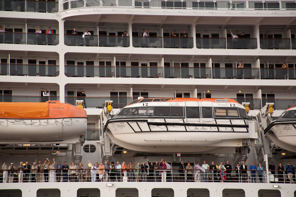 Welcome QM2 in Hamburg