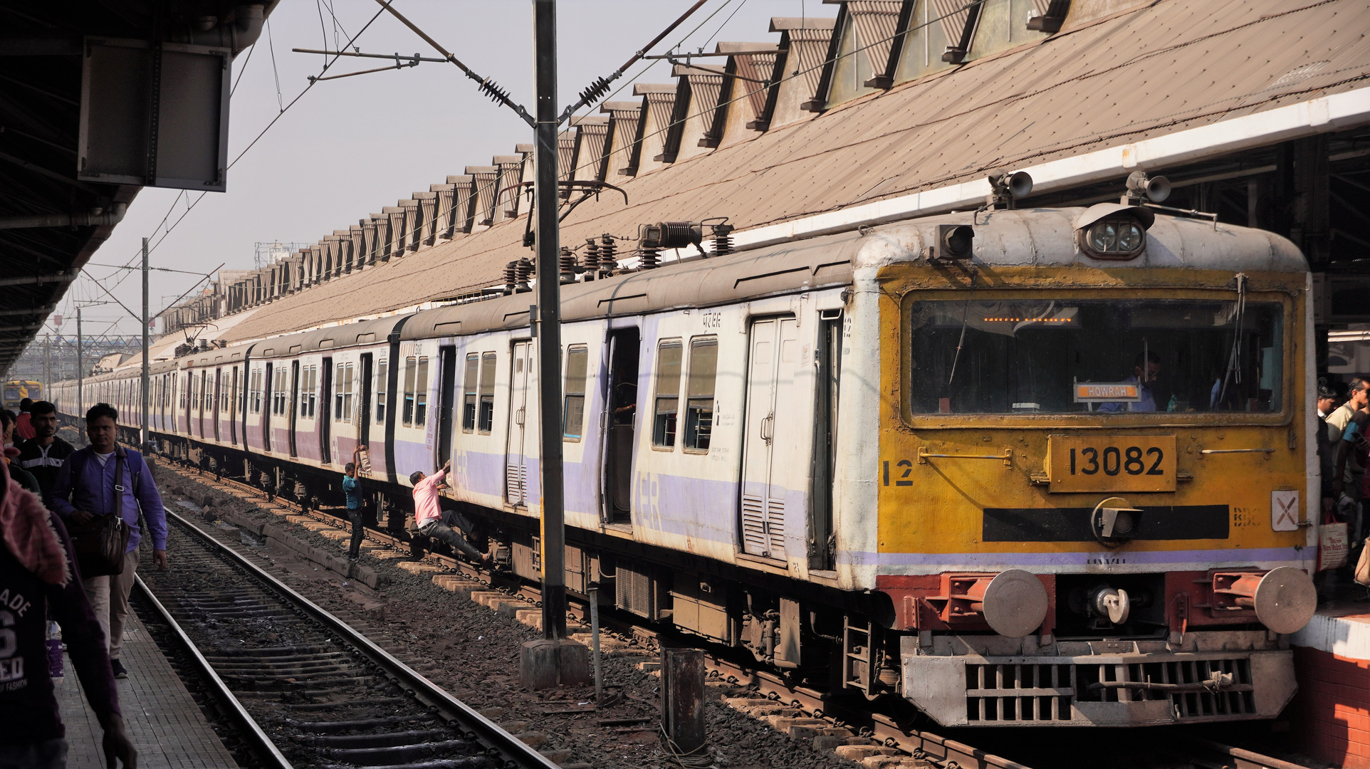 Welcome to Howrah Station (2)