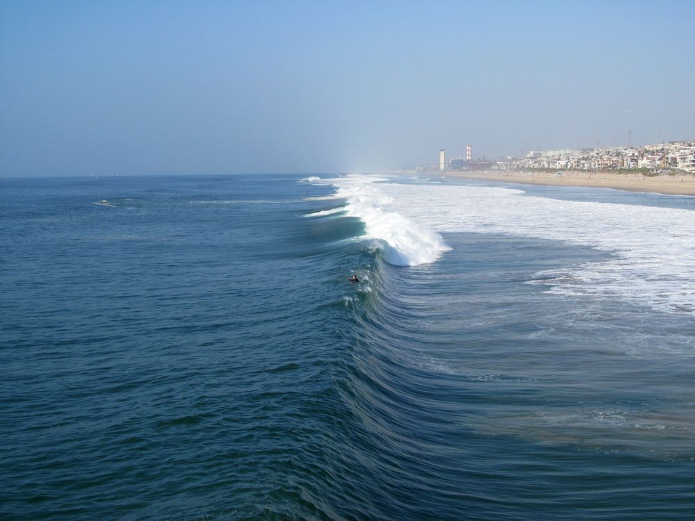 Welle am Manhattan Beach in Los Angeles