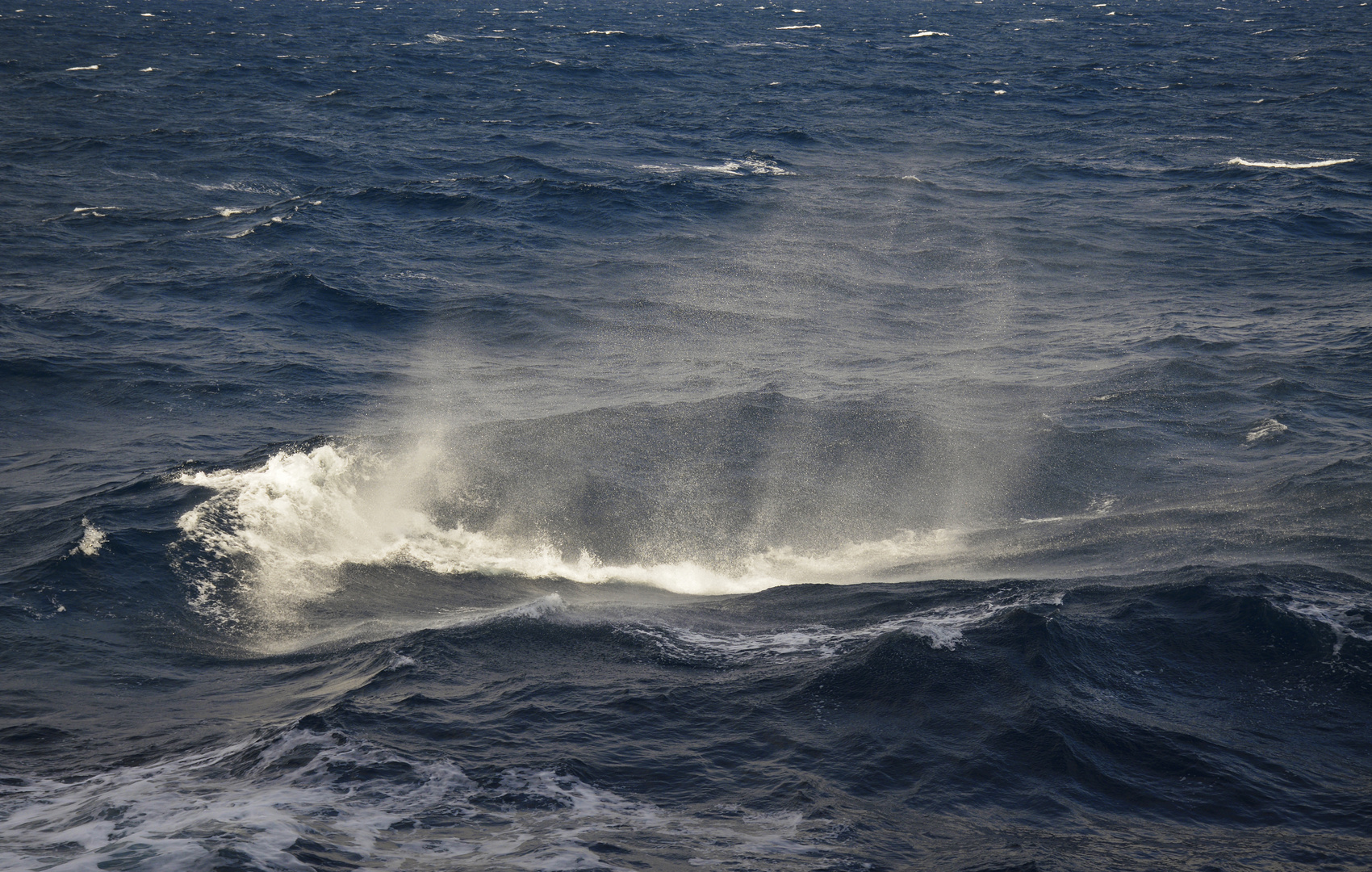 Welle auf dem Meer fein spritzend