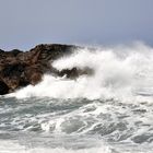Welle schlägt auf Felsen