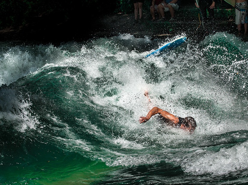 Welle schluckt Surfer