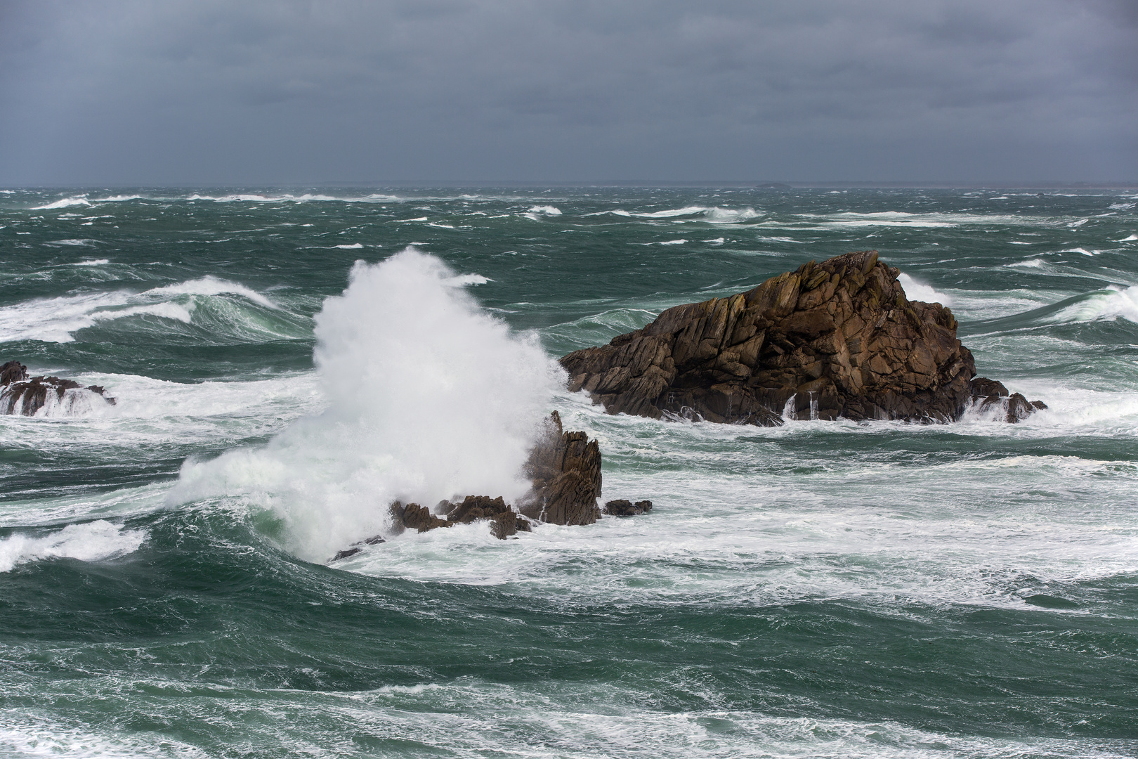 Welle trifft Felsen