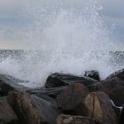 Welle über Steinen