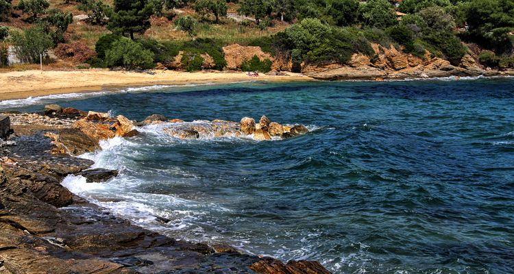 Wellen am Mitari-Strand