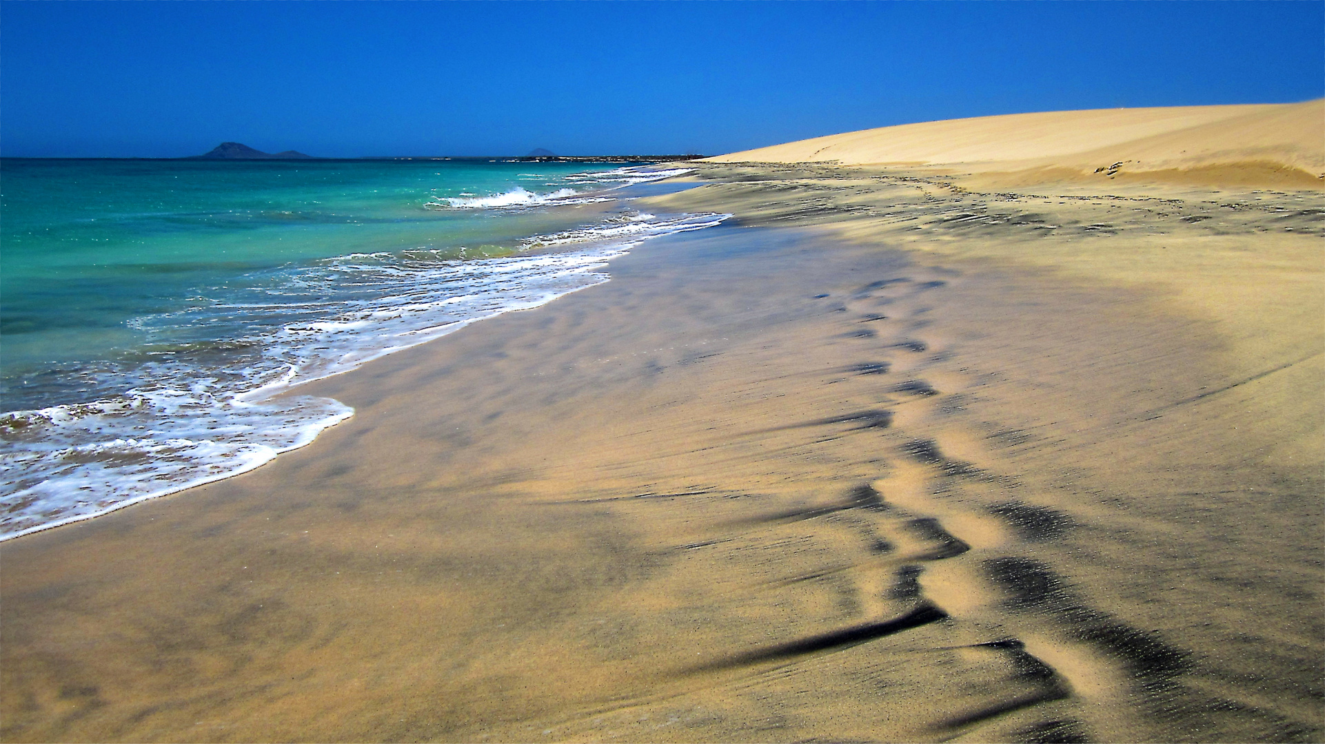 Wellen am Strand in Sal