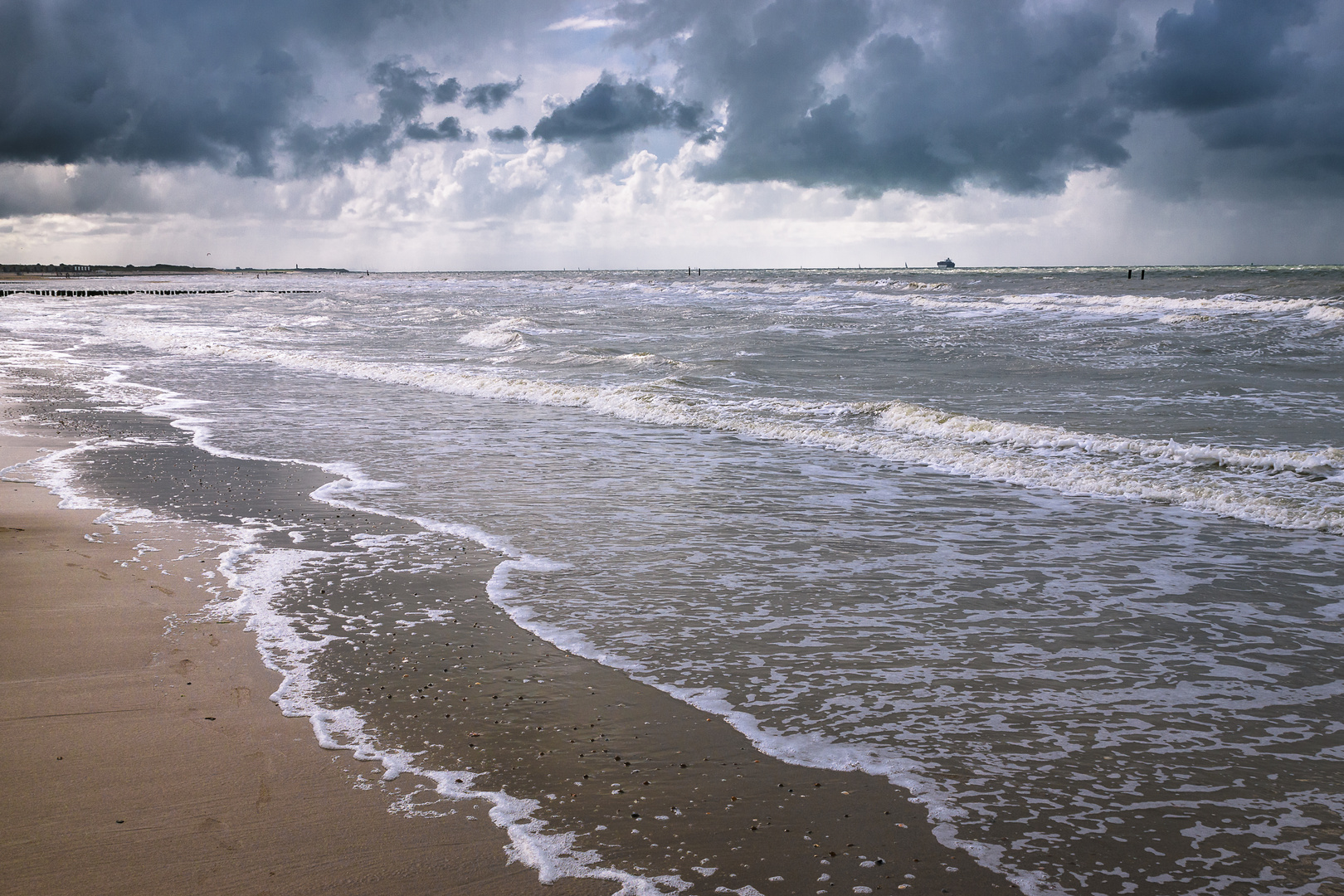 Wellen am Strand in Zeeland