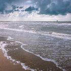 Wellen am Strand in Zeeland