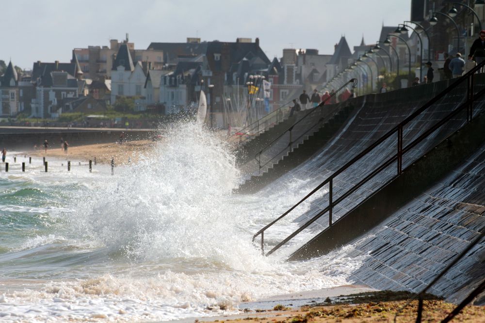 Wellen an der Kaimauer von Saint-Malo