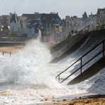 Wellen an der Kaimauer von Saint-Malo