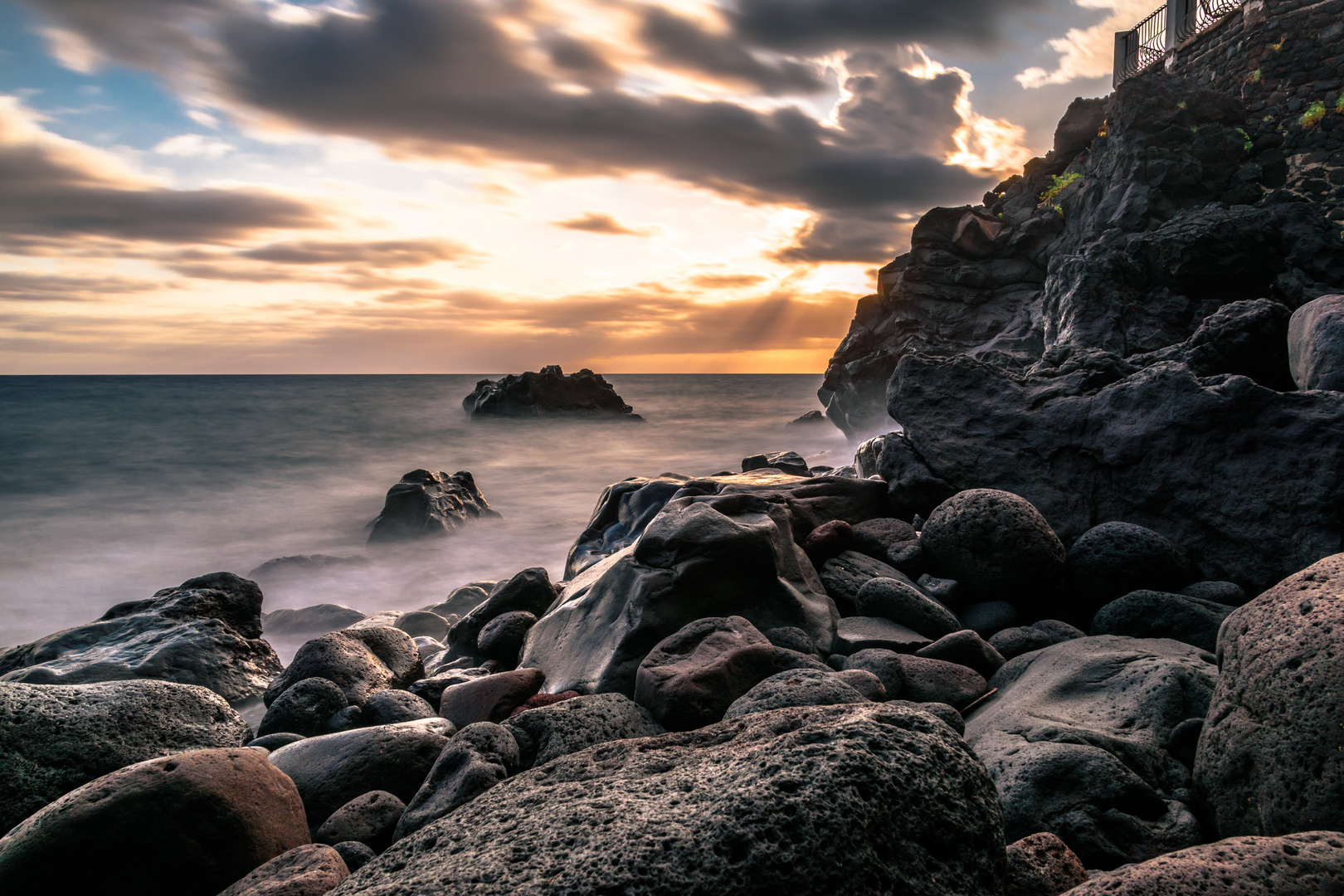 Wellen an der Küste vom Stromboli