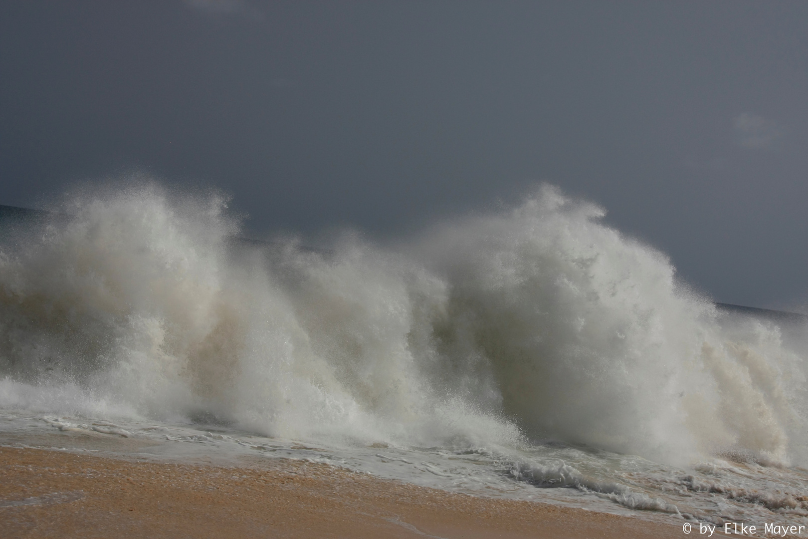 Wellen an der Praia Lacacao