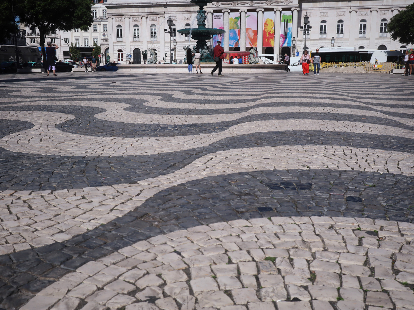 Wellen auf dem Rossio-Platz