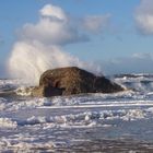 Wellen brechen am Bunker