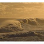 Wellen im Sonnenuntergang Strand Grand Anse auf Reunion