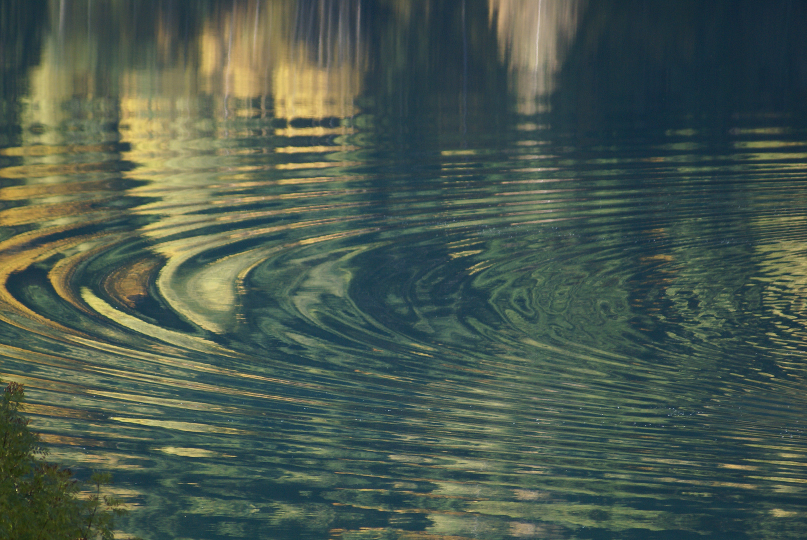 Wellen spielen mit herbstlicher Spiegelung