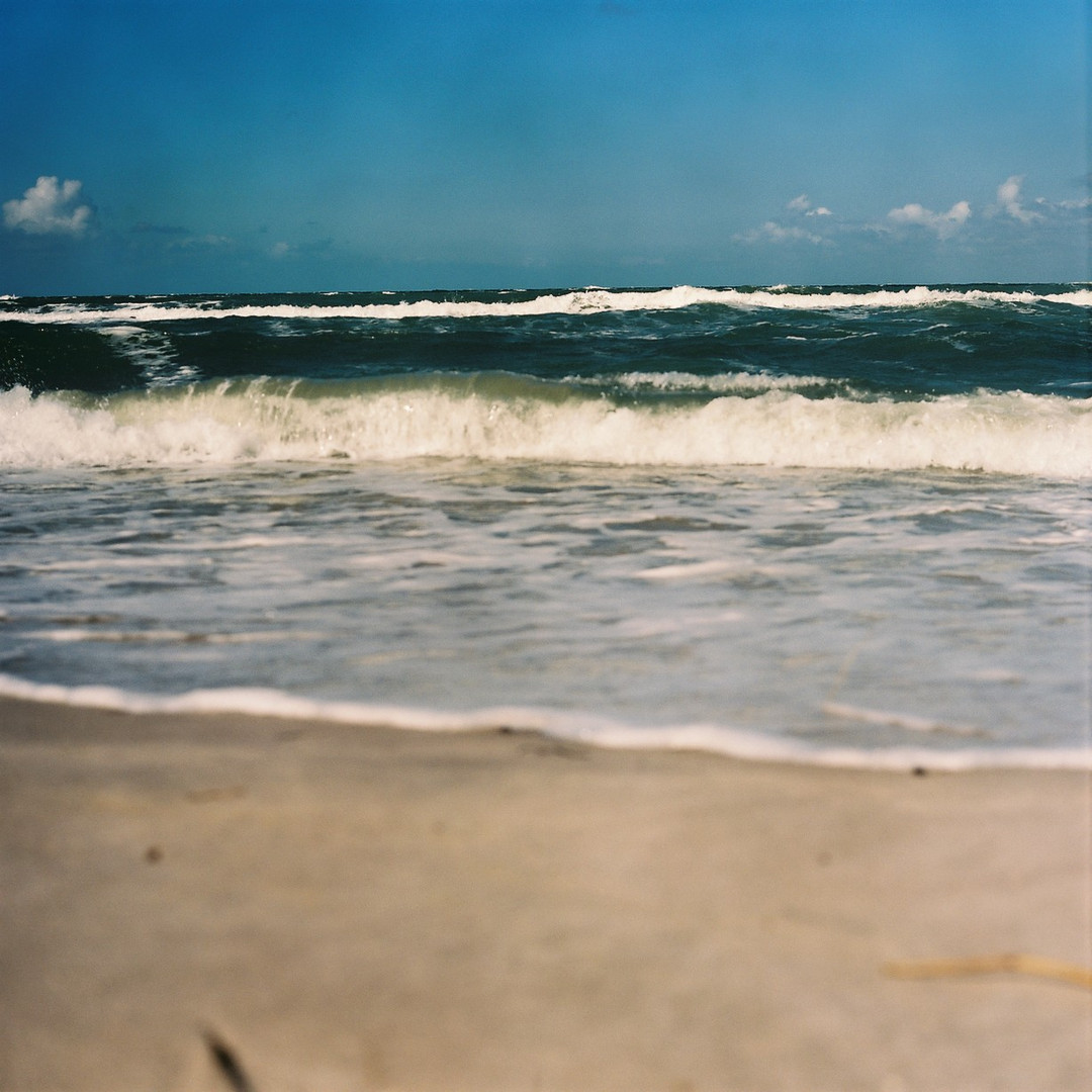 Wellen tanzen über das Meer