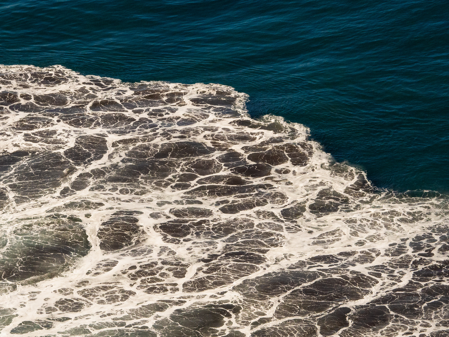 Wellen und Gischt im Atlantischen Ozean, Teneriffa