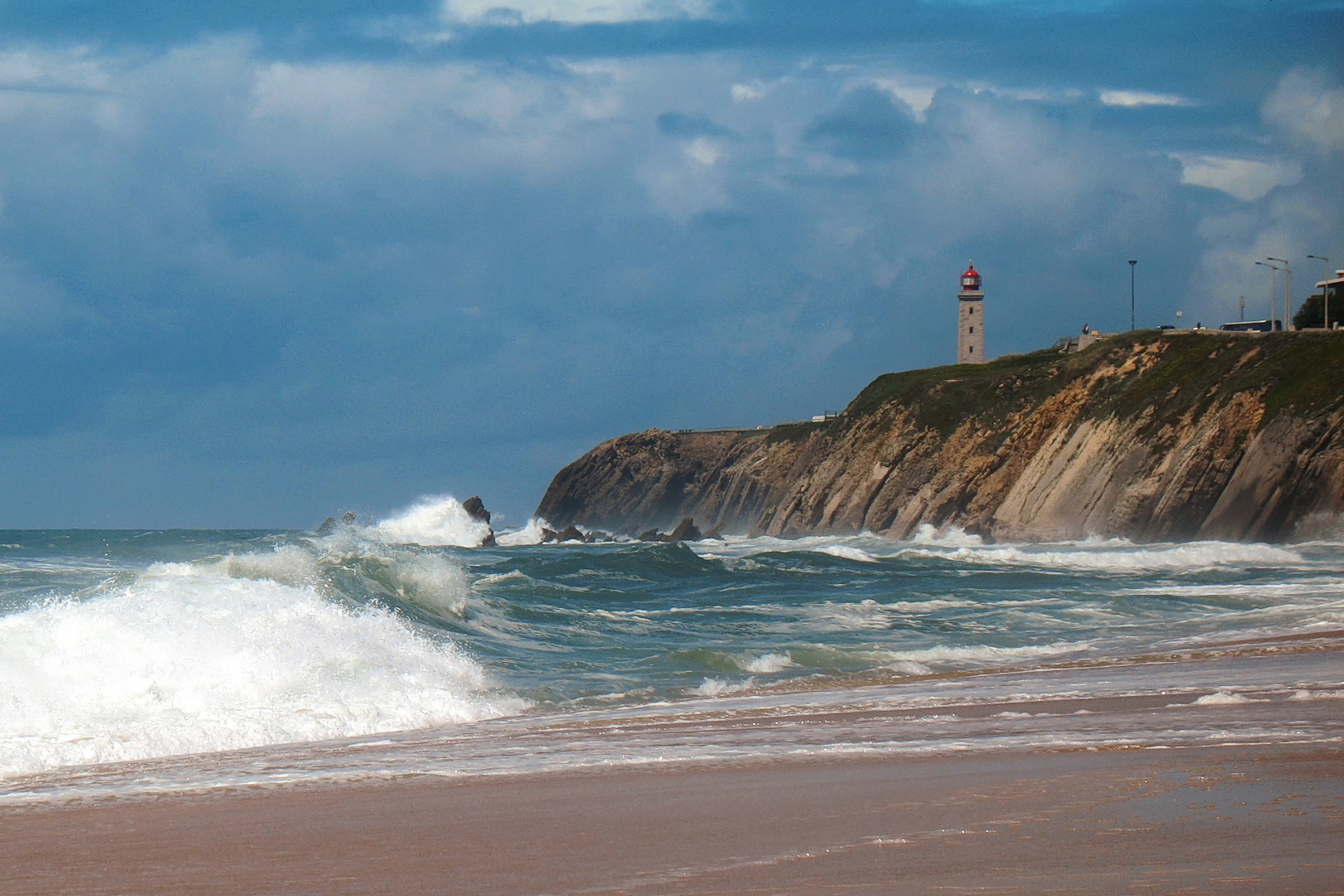 Wellen und Leuchtturm