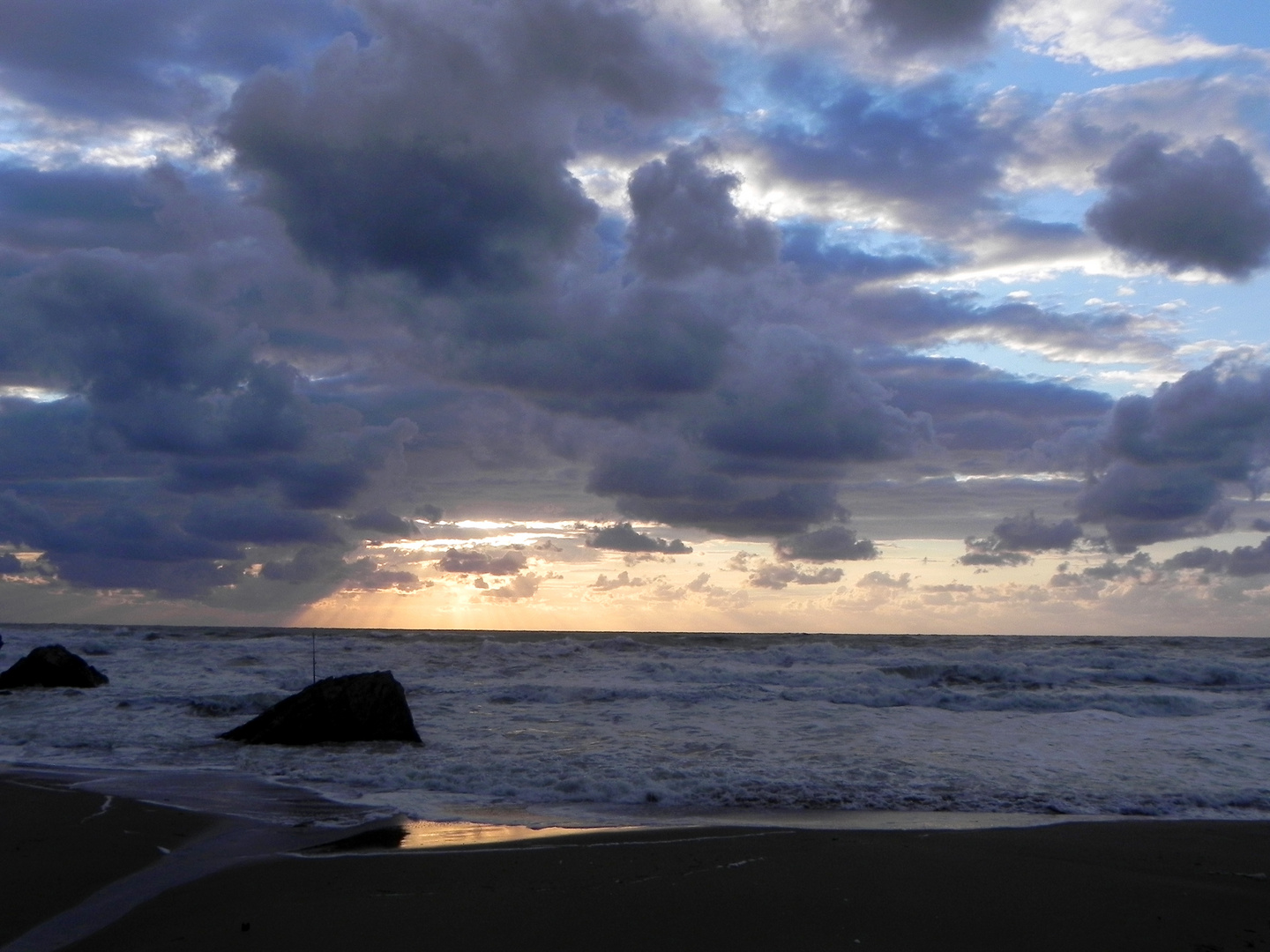 Wellen, Wolken und Sonne