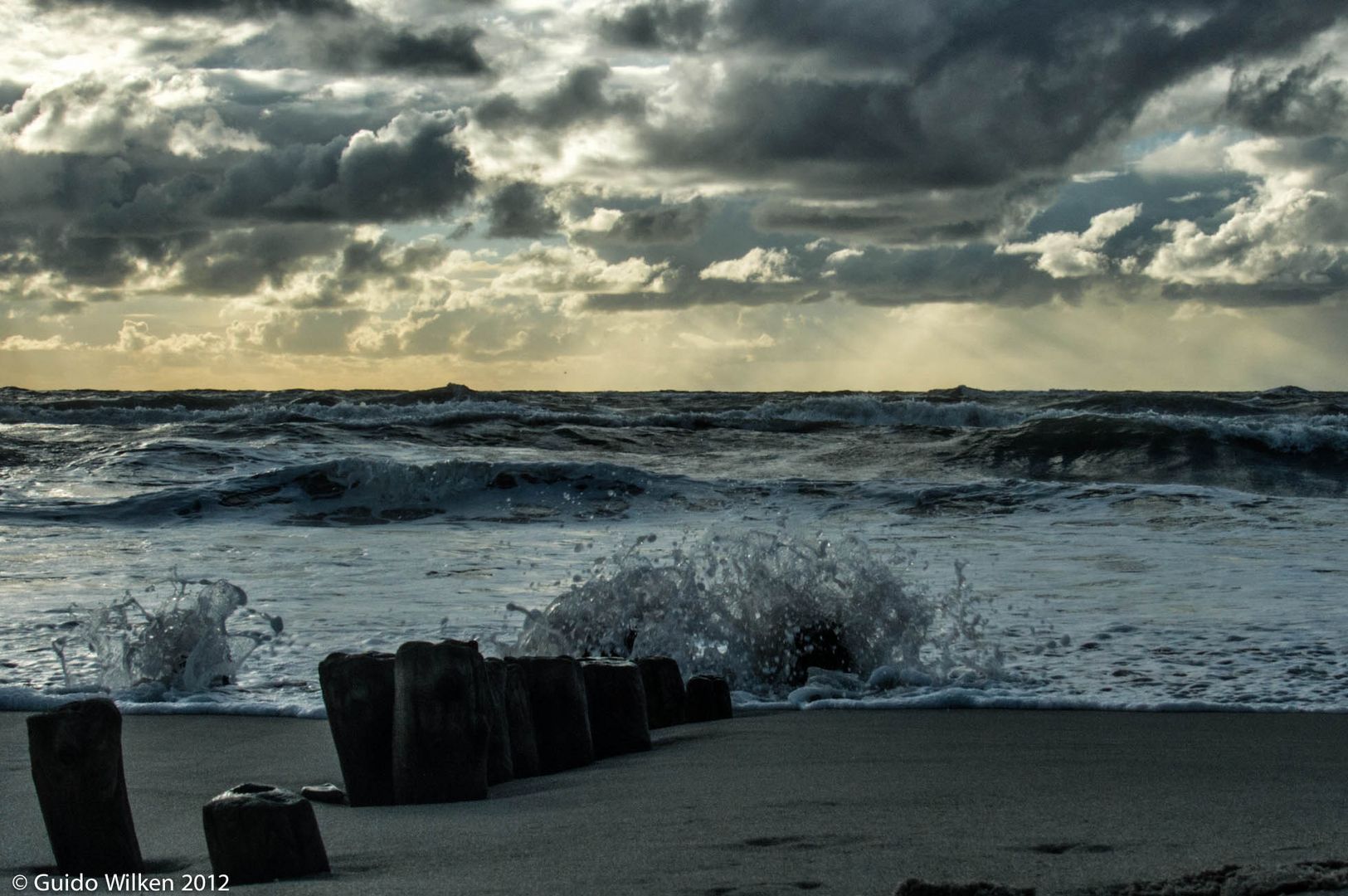 Wellenbrecher am Strand