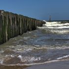 Wellenbrecher am Strand von Cadzand bei der Arbeit