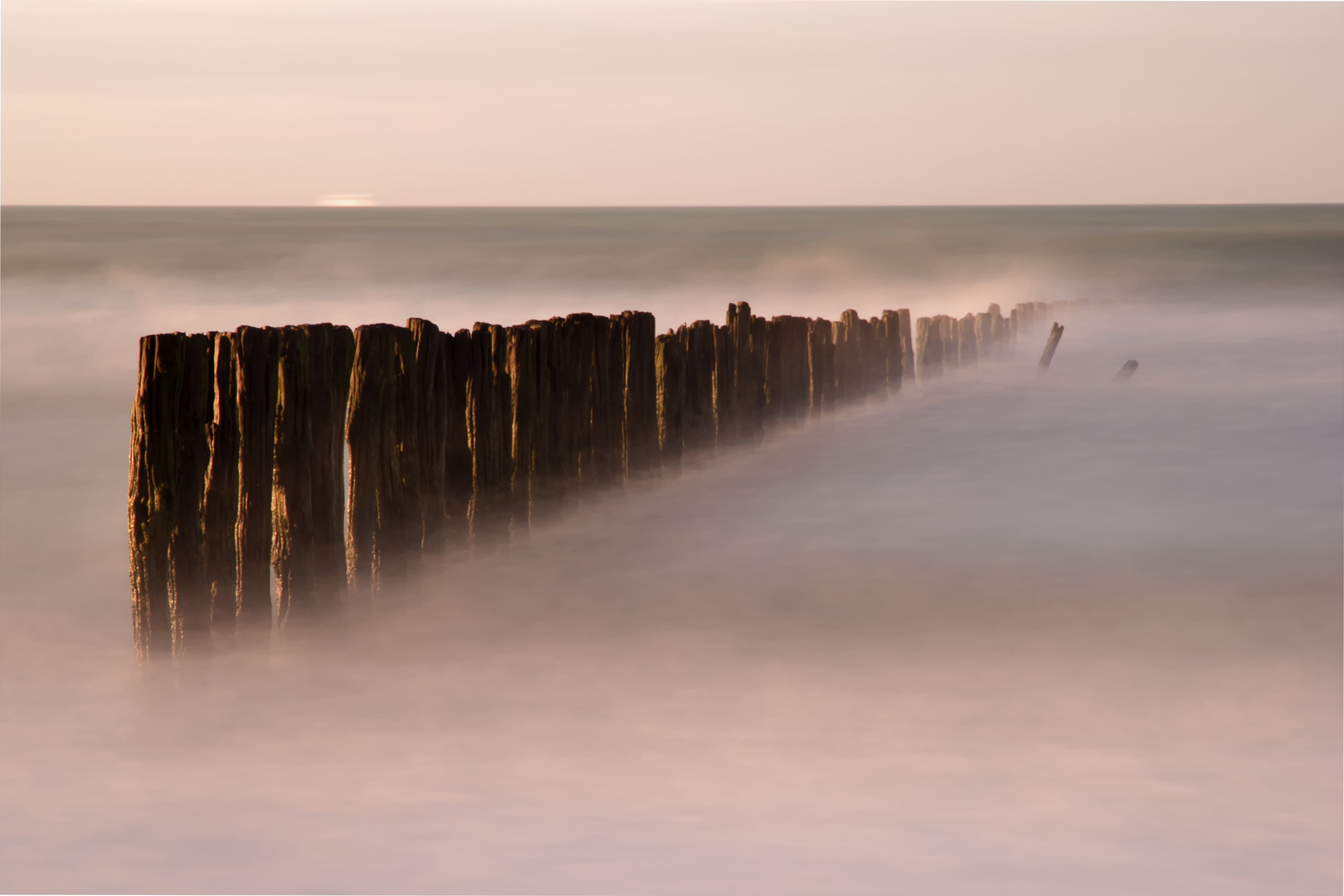 Wellenbrecher am Strand von Sangatte, Normandie