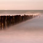 Wellenbrecher am Strand von Sangatte, Normandie