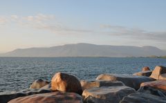 Wellenbrecher an der an der nördlichen Küstenstraße Sæbraut in Reykjavik