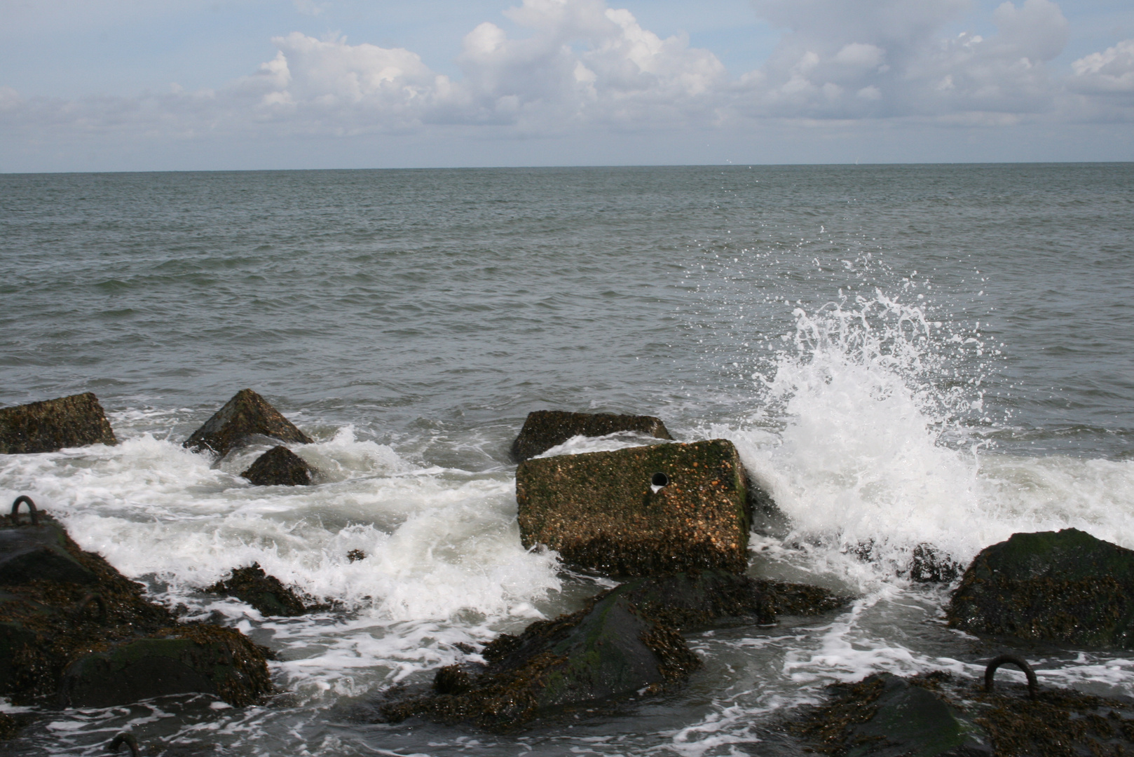 wellenbrecher an der nordsee in n.l.