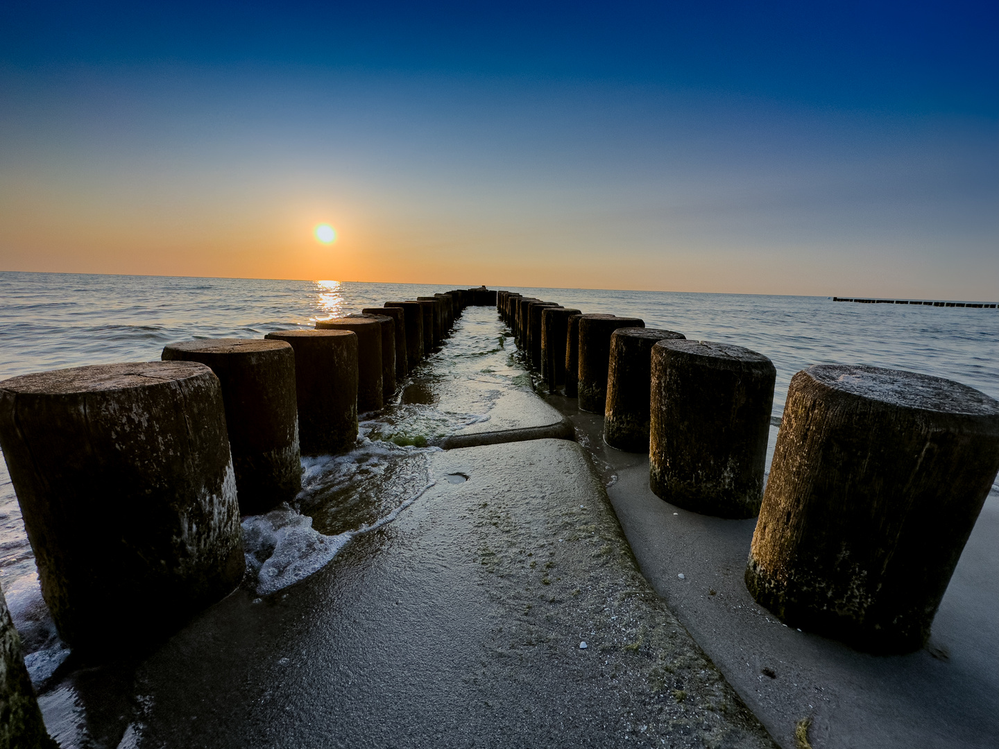 Wellenbrecher in der Abendsonne 