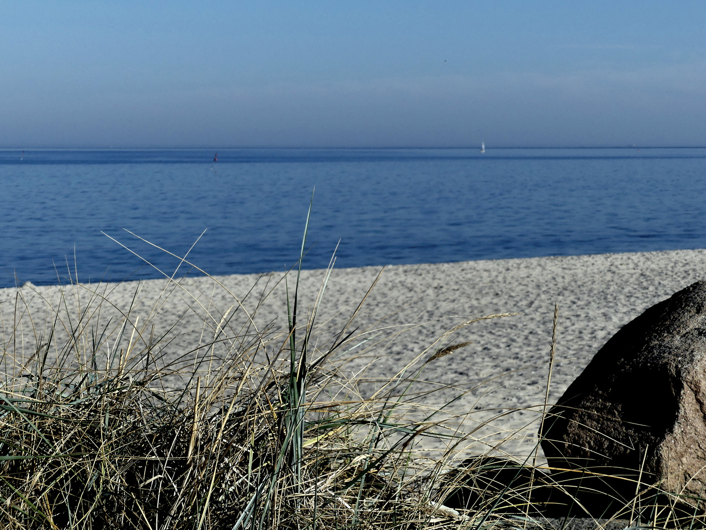 Wellenbrecher Natursteine und Strandhafer