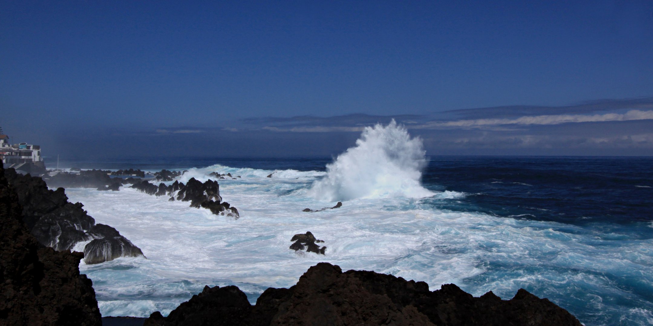 Wellenbrecher vor Porto Moniz