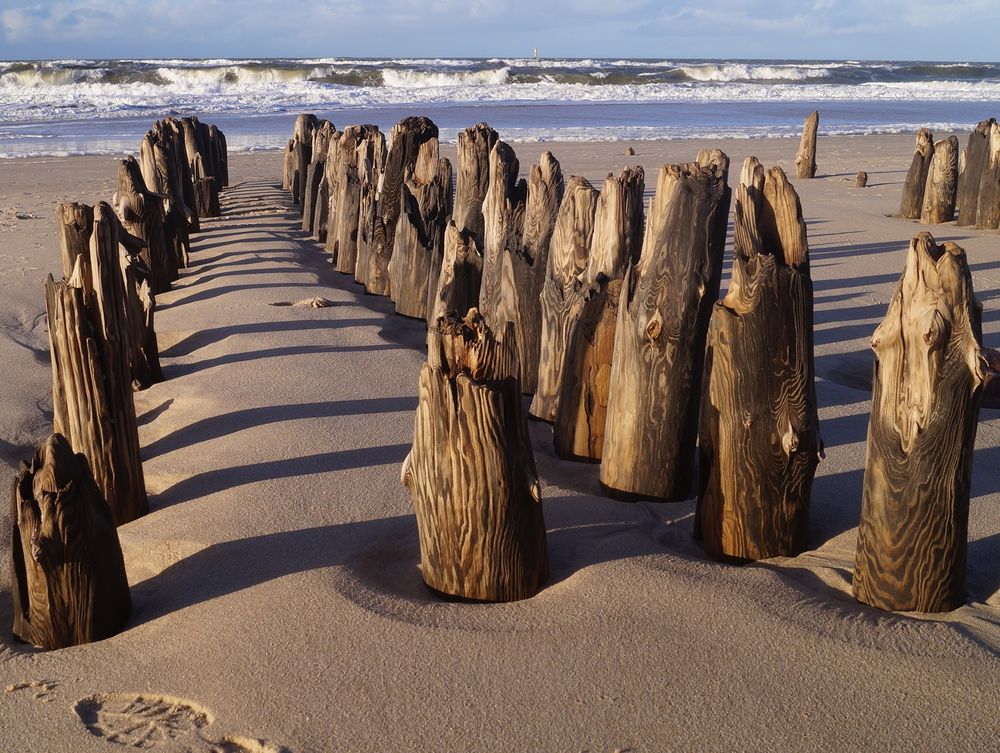 Wellenbrecherreste am Strand von Westerland.