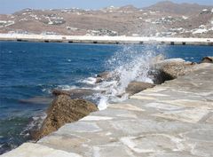 Wellengang am Hafen von Mykonos