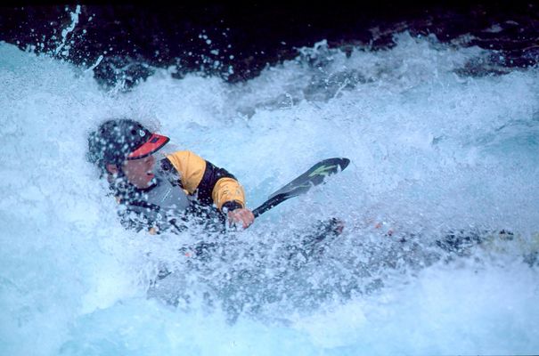 Wellenreiten mit dem Kanu auf der Verzasca, Schweiz.