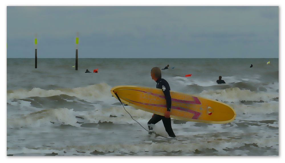 Wellenreiter am Strand von St. Peter Ording