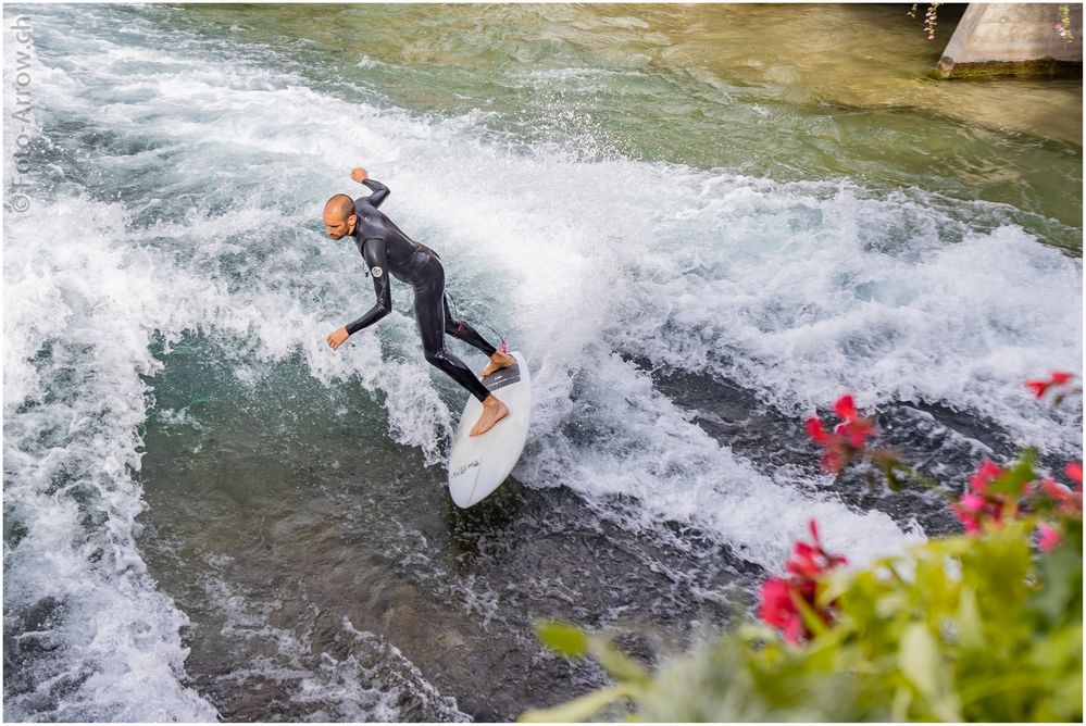 Wellenreiter in Thun an der Aare