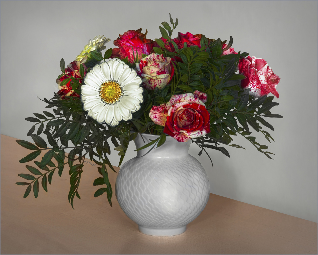 Wellenspiel mit Rosen und Gerberas