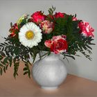 Wellenspiel mit Rosen und Gerberas