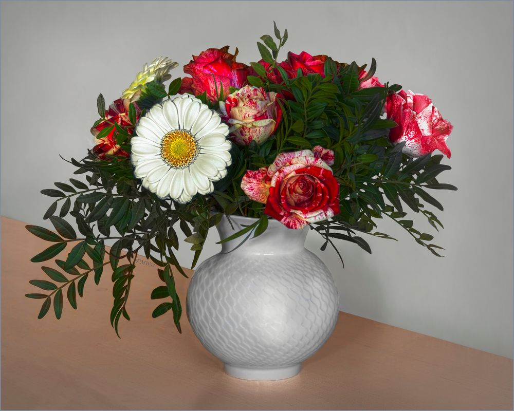 Wellenspiel mit Rosen und Gerberas