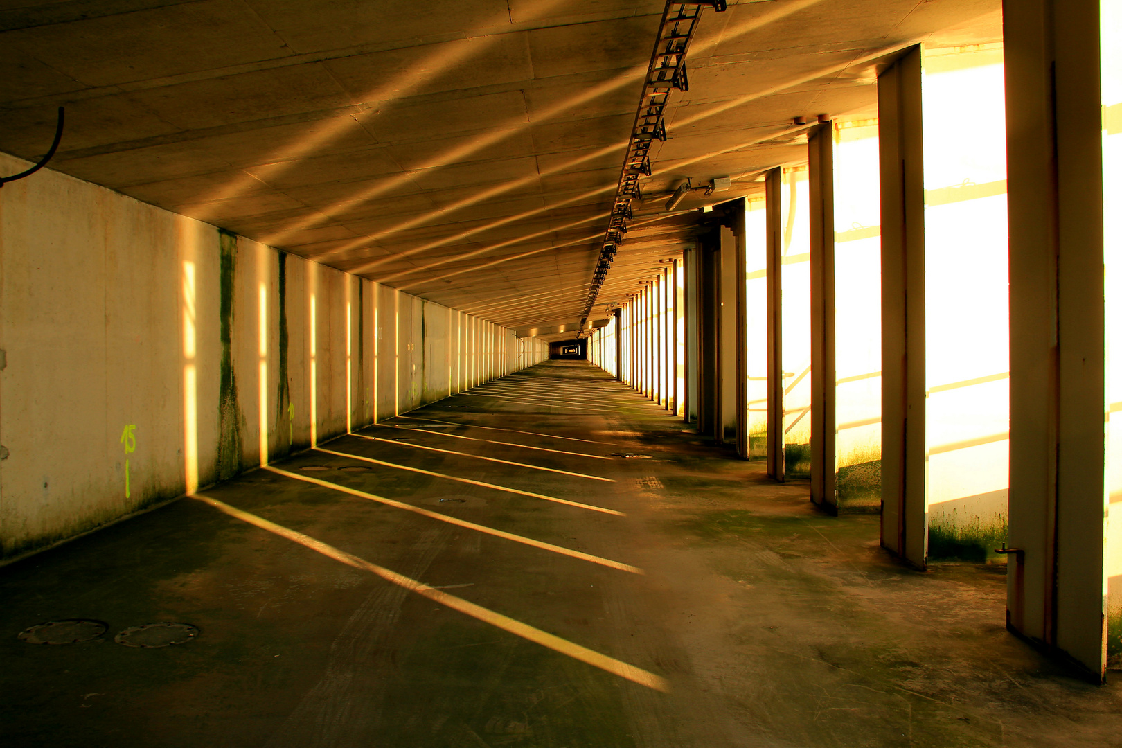 Wellentunnel unter Containerterminal