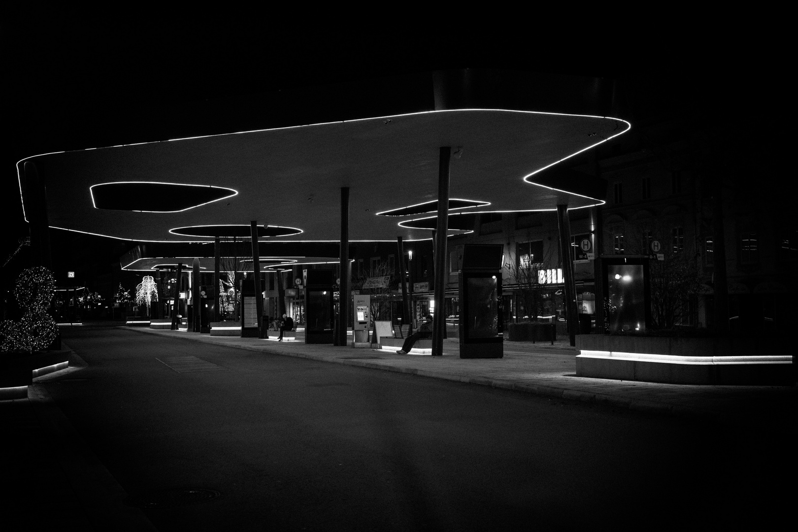 Welser Busbahnhof bei Nacht 