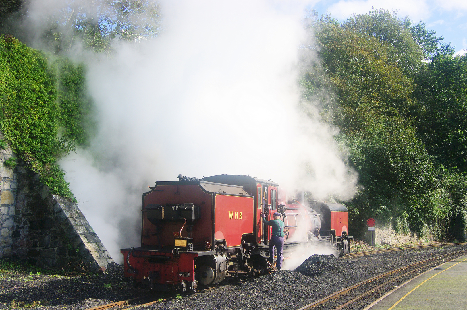 Welsh Highland Railway im Bahnhof von Caernafon