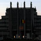 Weltausstellungsgebäude in bunt bei Sonnenuntergang