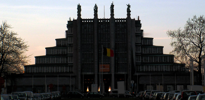 Weltausstellungsgebäude in bunt bei Sonnenuntergang