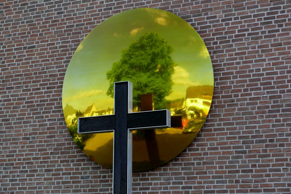 "Weltenspiegel" vor der Pfarrkirche St. Martin in Langenfeld-Richrath